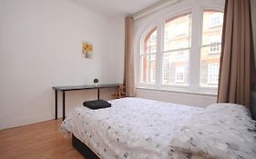 Great Flat Located In Trendy Soho